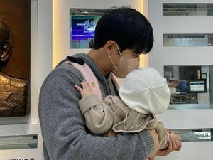 Lee Seung Gi Unggah Foto Gendong Anak di RS, Fans: From Oppa to Appa
