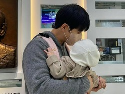 Lee Seung Gi Unggah Foto Gendong Anak di RS, Fans: From Oppa to Appa