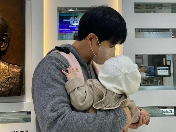 Lee Seung Gi mengunggah fotonya menggendong anak di rumah sakit