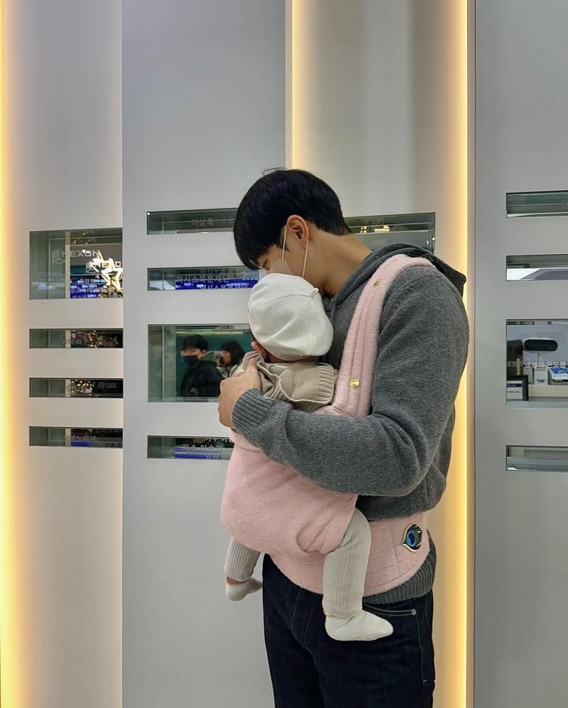 Lee Seung Gi mengunggah fotonya menggendong anak di rumah sakit