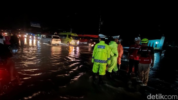 Lokasi pejalan kaki tewas terperosok gorong-gorong yang tergenang banjir di Jalan Wates Km 11, Argorejo, Sedayu, Bantul, Minggu (15/12/2024).