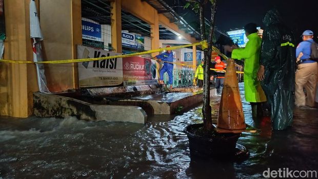 Lokasi pejalan kaki tewas terperosok gorong-gorong yang tergenang banjir di Jalan Wates Km 11, Argorejo, Sedayu, Bantul, Minggu (15/12/2024).