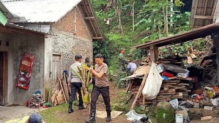 Longsor timpa 4 rumah warga di Kecamatan Sine, Ngawi.
