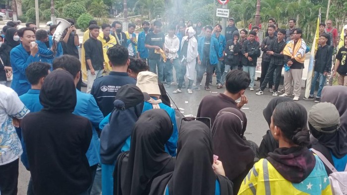 Mahasiswa di Lamongan demo tuntut pencairan dana bantuan dusun