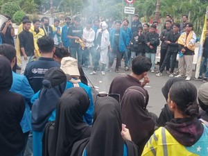 Massa Mahasiswa Lamongan Demo Tuntut Pemkab Cairkan Dana Bantuan Dusun