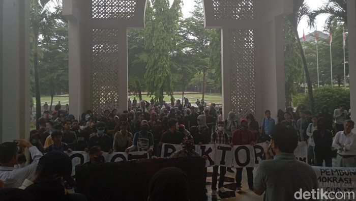 Mahasiswa UIN Alauddin Makassar menuntut Rektor Hamdan Juhannis mundur buntut terungkapnya sindikat peredaran uang palsu di kampus. Muh. Zulkarnaim/detikSulsel