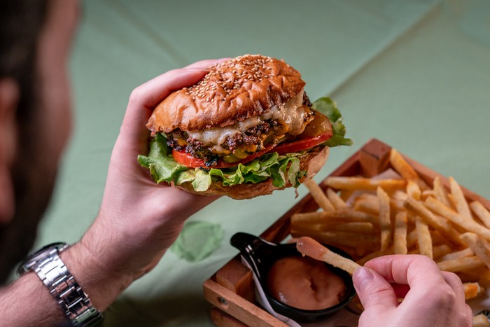 makan junk food bisa turun berat badan sampai 31 kilogram
