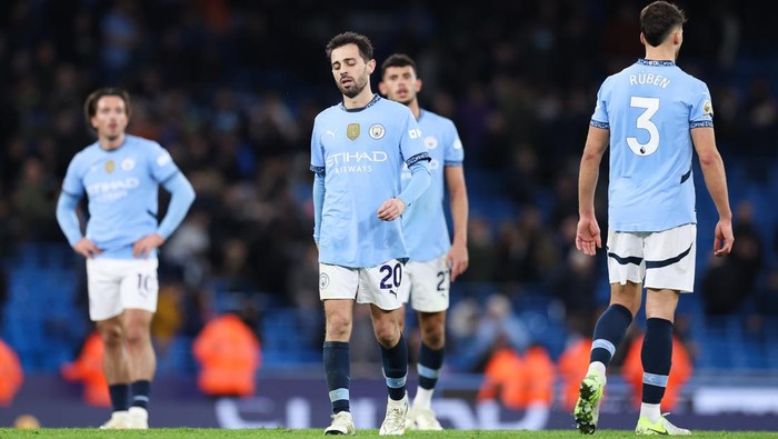 MANCHESTER, ENGLAND - DECEMBER 15: Bernardo Silva of Manchester City looks dejected after the Premier League match between Manchester City FC and Manchester United FC at Etihad Stadium on December 15, 2024 in Manchester, England. (Photo by Alex Livesey - Danehouse/Getty Images)