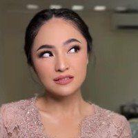 Marshanda tampil cantik dalam balutan kebaya lengan panjang berwarna mauve. Kebaya dari Redberry Wedding itu dipenuhi brukat namun tetap terlihat simpel. Foto: Instagram/@marshanda99/@vinaavaniaa