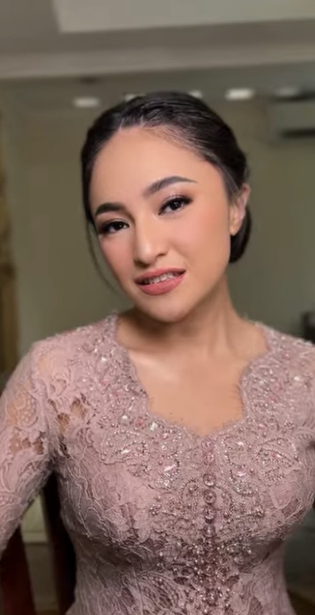 Penampilan Marshanda juga tampak sederhana dengan tidak mengenakan perhiasan tambahan, seperti anting dan kalung. Meski demikian wanita 35 tahun itu tetap terlihat cantik menawan. Foto: Instagram/@marshanda99/@vinaavaniaa