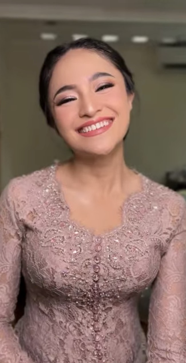 Penampilannya kian memukau dengan makeup natural glam hasil tangan MUA Vina Vania. Ditambah dengan tubuh langsing yang membuat wajahnya lebih tirus, Marshanda jadi semakin cantik dan bikin terpana. Foto: Instagram/@marshanda99/@vinaavaniaa