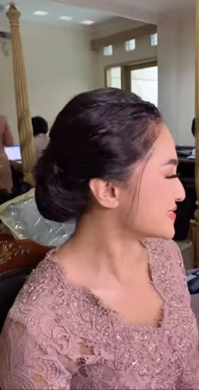 Untuk menata rambutnya Marshanda dibantu hairstylist Elda Novaline. Ia juga memilih gaya rambut sanggul klasik untuk mempertahankan tampilan simpelnya. Foto: Instagram/@marshanda99/@vinaavaniaa