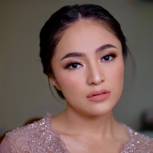 Pada Oktober lalu Marshanda dikabarkan sudah berhasil turun BB hingga 21 kg. Perubahan tersebut membuat penampilannya kini makin banjir pujian. Foto: Instagram/@marshanda99/@vinaavaniaa