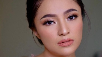 7 Pesona Marshanda Berbalut Kebaya Mauve di Pernikahan Adik, Anggun Memukau