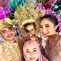 Adik laki-laki Marshanda, Adrian Hashfi baru saja menikahi seorang wanita bernama Achi Astrining. Bersama sang anak, Sienna Kasyafani, Marshanda terlihat ikut menghadiri acara pernikahan tersebut. Foto: Instagram/@marshanda99/@vinaavaniaa