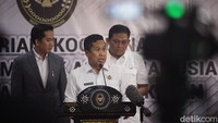 Plt. Deputi Koordinator Bidang Keimigrasian dan Pemasyarakatan Kemenko Kumham Imipas I Nyoman Gede Surta Mataram bersama Staf Khusus Bidang Hubungan Internasional Ahmad Usmarwi Kaffah dan Staf Khusus Bidang Komunikasi dan Media Iqbal Fadil memberikan keterangan terkait proses pemindahan terpidana mati kasus narkotika Mary Jane Veloso ke negara asalnya Filipina di Jakarta, Senin (16/12/2024).