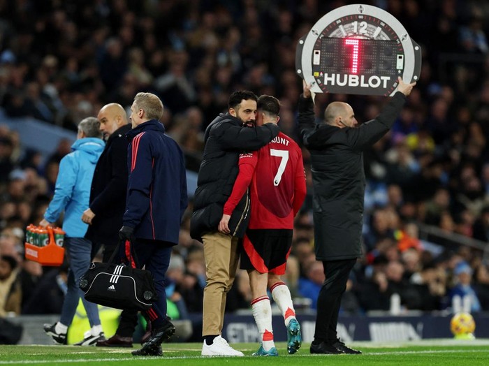 Soccer Football - Premier League - Manchester City v Manchester United - Etihad Stadium, Manchester, Britain - December 15, 2024 Manchester United manager Ruben Amorim with Mason Mount after he was substituted REUTERS/Phil Noble EDITORIAL USE ONLY. NO USE WITH UNAUTHORIZED AUDIO, VIDEO, DATA, FIXTURE LISTS, CLUB/LEAGUE LOGOS OR LIVE SERVICES. ONLINE IN-MATCH USE LIMITED TO 120 IMAGES, NO VIDEO EMULATION. NO USE IN BETTING, GAMES OR SINGLE CLUB/LEAGUE/PLAYER PUBLICATIONS. PLEASE CONTACT YOUR ACCOUNT REPRESENTATIVE FOR FURTHER DETAILS..