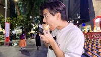 Jalan-jalan ke Singapura, Matthew cicip jajanan ikonik di sana. Berupa roti tawar dengan isian potongan es krim yang creamy. Foto: Instagram matthewgilbertw/matthewgilbertw.fc