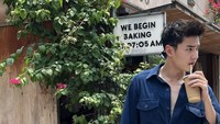 Ia terlihat mampir ke Gigi Susu, kafe Instagramable yang populer di sana. Tak hanya menyeruput kopi, Matthew juga membawa beberapa bungkus makanan. Foto: Instagram matthewgilbertw/matthewgilbertw.fc