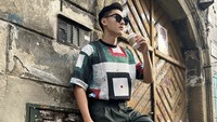 Foto ini seolah jadi bukti lain kalau Matthew hobi ngopi. Saat pemotretan di Polandia pun ia tampak memegang secangkir kopi hitam hangat. Foto: Instagram matthewgilbertw/matthewgilbertw.fc