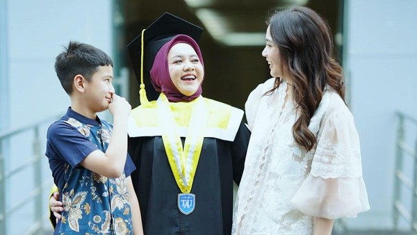 Semringah Mbak Lala Wisuda Jadi Sarjana Ditemani Nagita Slavina dan Rafathar