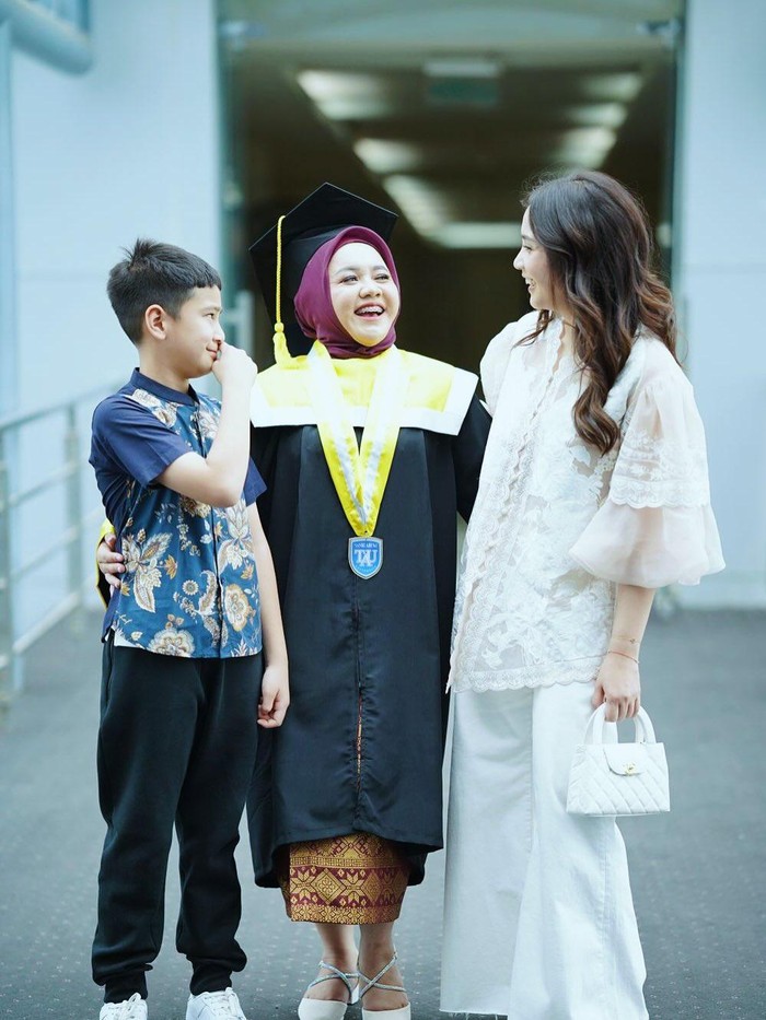 Mbak Lala Mbak Lala wisuda S1