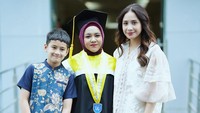 Dear @shela_lala96 Top Mantap Is The Best Selamat atas pencapaian luar biasa! Lulus S1 adalah langkah awal, semangat terusss untuk mengejar cita-cita adalah kunci untuk meraih lebih banyak lagi. Teruslah berjuang, dunia dan masa depan menanti, tulis Raffi dan Nagita di akunnya, Senin (16/12/2024). Foto: dok. Instagram Lala