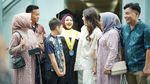 Semringah Mbak Lala Wisuda Jadi Sarjana Ditemani Nagita Slavina dan Rafathar