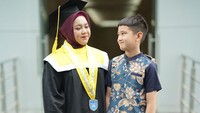 Mbak Lala kuliah jurusan Manajemen di Tanri Abeng University. Mbak Lala sudah membantu Nagita mengurus Rafathar sejak bayi, kini seperti bestie banget. Foto: dok. Instagram Lala