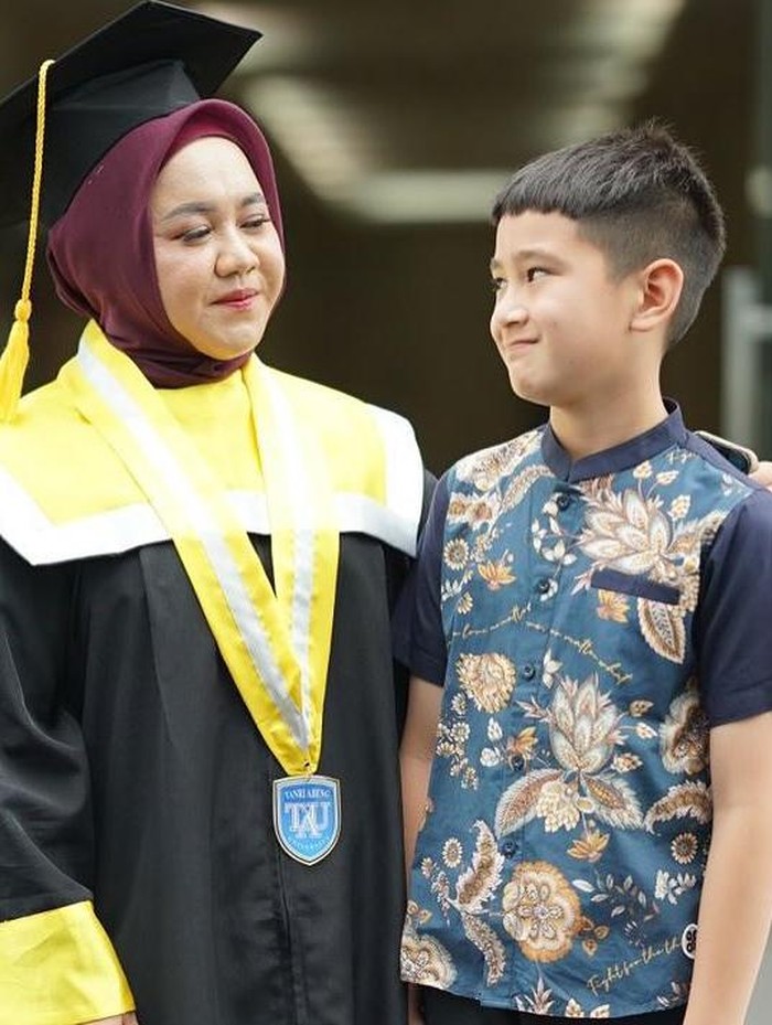 Mbak Lala wisuda S1