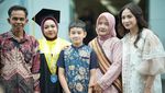 Semringah Mbak Lala Wisuda Jadi Sarjana Ditemani Nagita Slavina dan Rafathar
