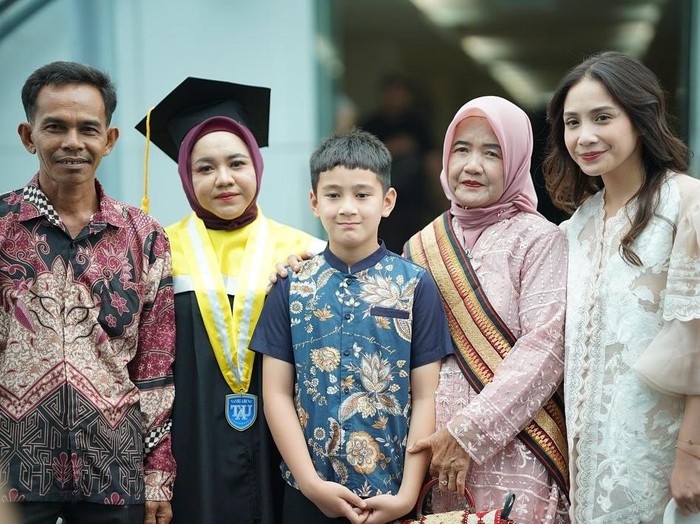 Mbak Lala wisuda S1