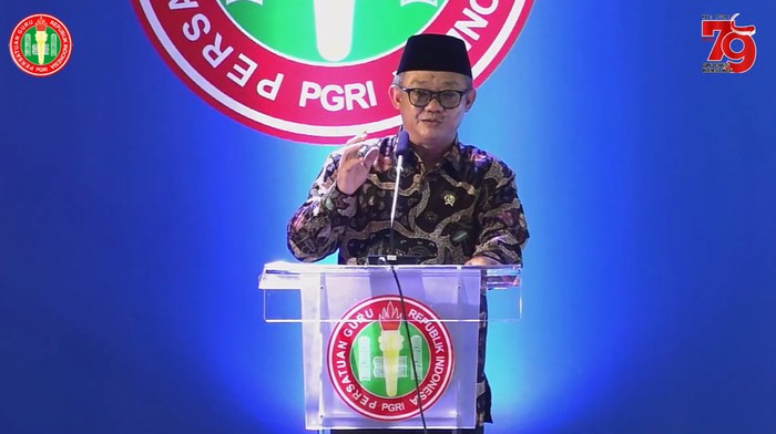 Mendikdasmen Abdul Muti minta maaf karena tunjangan guru tak sesuai harapan di hadapan guru PGRI.