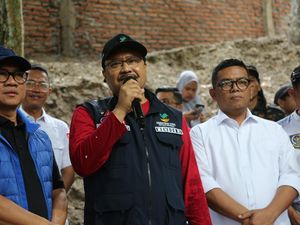 Mensos Pimpin Kerja Bakti, Perkuat Kesetiakawanan Sosial di Kampung Saung