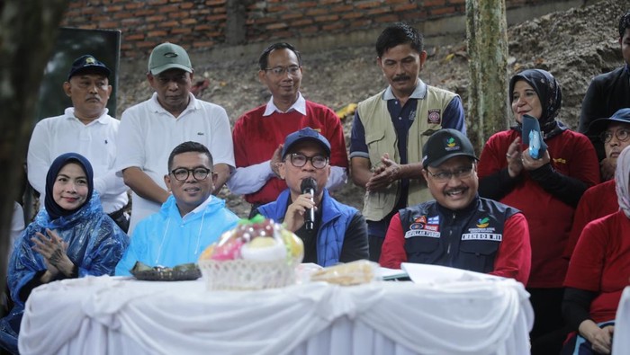 Menteri Desa PDT Yandri Susanto, Menteri Sosial Saipullah Yusuf, Gubernur Banten Terpilih Andra Soni, dan Ratu Zakiyah Bupati Serang Terpilih Menghadiri Kick Off Hari Kesetiakawanan Sosial Nasional (HKSN) di Desa Talaga Kecamatan Mancak, Serang, Senin (16/12/20240. Foto : Nugrah S Humas Kemendesa PDT
