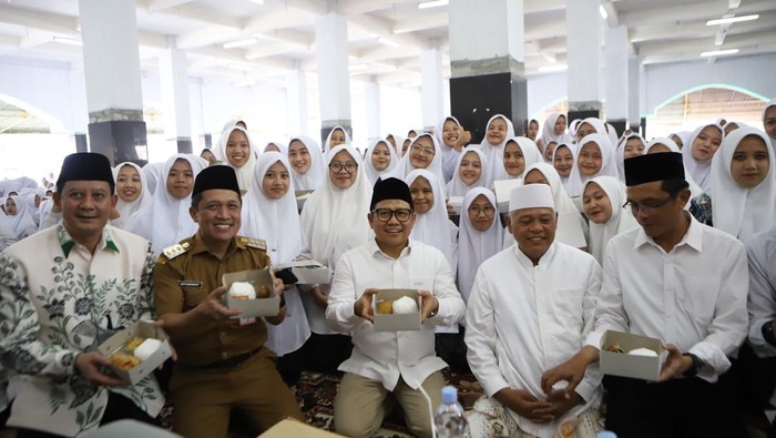 Menteri Koordinator Bidang Pemberdayaan Masyarakat, Muhaimin Iskandar atau Cak Imin, melakukan kunjungan kerja (kunker) uji coba makan bergizi gratis di Ponpes Al Mubaarok Manggisan, Wonosobo.