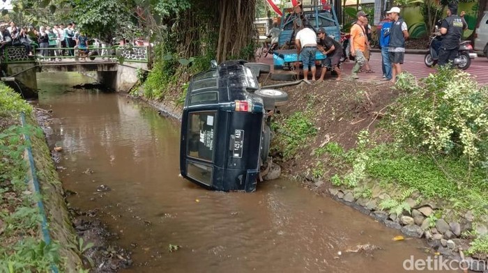 mobil masuk sungai di malang