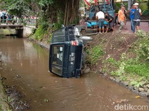Panther Terjun ke Parit di Kota Malang Gegara Sopir Ngantuk