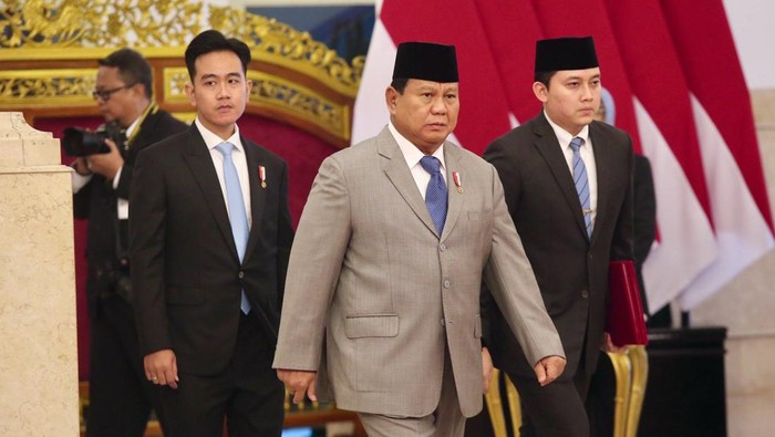 Momen Presiden Prabowo Lantik Pimpinan dan Dewas KPK Presiden Prabowo Subianto resmi melantik pimpinan Komisi Pemberantasan Korupsi (KPK) dan Dewan Pengawas KPK periode 2024-2029, di Istana Kepresidenan Jakarta, Senin (16/12).
