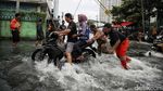 Momen Warga Bantu Pengendara Motor Mogok di Banjir Rob Jakut