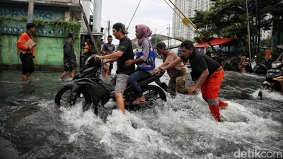 Momen Warga Bantu Pengendara Motor Mogok di Banjir Rob Jakut