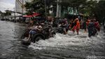 Momen Warga Bantu Pengendara Motor Mogok di Banjir Rob Jakut