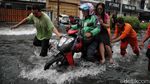 Momen Warga Bantu Pengendara Motor Mogok di Banjir Rob Jakut