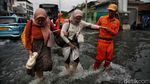 Momen Warga Bantu Pengendara Motor Mogok di Banjir Rob Jakut