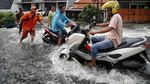 Momen Warga Bantu Pengendara Motor Mogok di Banjir Rob Jakut