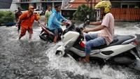Ketinggian banjir cukup bervariasi, mulai 25 sentimeter hingga nyaris mencapai satu meter. 