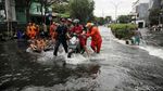 Momen Warga Bantu Pengendara Motor Mogok di Banjir Rob Jakut
