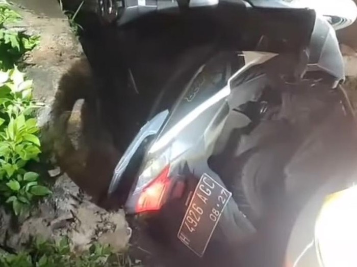 Motor yang dikendarai tiga lelaki membawa senjata tajam di Exit Tol Bawen, Kabupaten Semarang, tergeletak di tepi jalan usai ditabrak pemobil, Minggu (15/12/2024) dini hari.