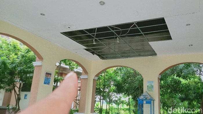 Kondisi plafon selasar di SMPN 2 Klaten yang ambrol, Senin (16/12/2024).