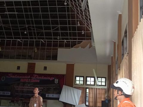 Kondisi plafon selasar kelas SMPN 2 Klaten yang ambrol. Foto diunggah Senin (16/12/2024).